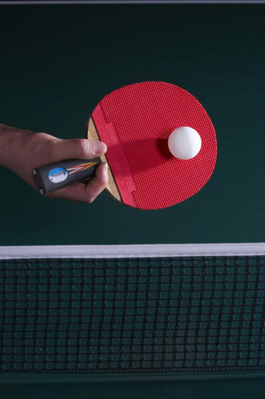 东方人,手,一个人,运动员,竖图,室内,特写,白天,正面,亚洲,仅一个男性,仅一个人,握,阴影,反射,影子,乒乓球拍,乒乓球装备,乒乓球桌,球拍,拿,拿着,黄种人,运动器械,仅一个年轻男性,红色,白色,手部,健身器械,握着,摄影,影棚,单手,摄影棚,健身器材,乒乓球球拍,乒乓球,乒乓球运动,男人,男性,年轻男性,亚洲人,体育运动员,运动选手,半身,彩图,影棚拍摄,拍摄,乒乓球台,乒乓球运动员,运动器材