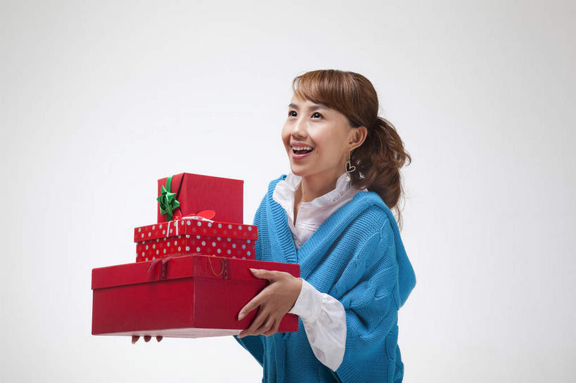 东方人,一个人,站,捧,笑,微笑,露齿笑,横图,室内,白天,正面,毛衣,礼盒,礼物,亚洲,仅一个年轻女性,仅一个女性,仅一个人,一排,灰色背景,服装,整齐,装饰,丝绸,丝带,纸盒,缎带,注视,休闲装,黄种人,绸带,盒子,排列,三个,衣服,蓝色,包装盒,礼品盒,观察,看,站着,休闲,休闲服,摄影,服饰,礼品,影棚,观看,堆,华丽,修饰,点缀,察看,队列,关注,摄影棚,线衫,衬托,美观,雅致,雅观,毛线衣,绒线衣,年轻女性,女人,女性,亚洲人,端,端着,捧着,手捧,站立,半身,彩图,影棚拍摄,绒衣,套衫,套头毛衣,线衣,拍摄