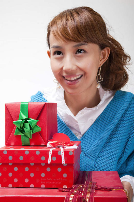 东方人,一个人,站,笑,微笑,露齿笑,竖图,室内,白天,白色背景,正面,毛衣,衬衫,礼盒,礼物,亚洲,仅一个年轻女性,仅一个女性,仅一个人,一排,握,整齐,装饰,丝绸,丝带,纸盒,缎带,注视,黄种人,绸带,盒子,排列,三个,蓝色,绿色,白色,包装盒,礼品盒,观察,看,站着,握着,摄影,礼品,影棚,观看,堆,华丽,修饰,点缀,察看,队列,关注,摄影棚,线衫,衬托,美观,雅致,雅观,毛线衣,绒线衣,年轻女性,女人,女性,亚洲人,站立,半身,彩图,影棚拍摄,衬衣,绒衣,套衫,套头毛衣,线衣,拍摄