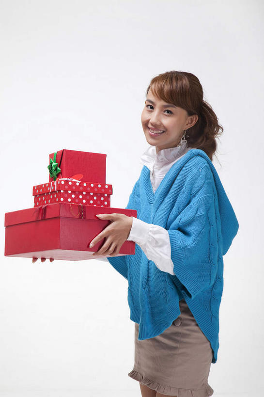 东方人,一个人,站,捧,笑,微笑,露齿笑,竖图,室内,白天,白色背景,侧面,毛衣,礼盒,礼物,亚洲,仅一个年轻女性,仅一个女性,仅一个人,一排,服装,整齐,丝绸,丝带,纸盒,缎带,扭头,注视,休闲装,黄种人,绸带,盒子,排列,三个,衣服,蓝色,包装盒,礼品盒,观察,看,站着,转头,休闲,休闲服,摄影,服饰,礼品,影棚,观看,堆,察看,队列,关注,摄影棚,线衫,毛线衣,绒线衣,年轻女性,女人,女性,亚洲人,端,端着,捧着,手捧,站立,半身,彩图,影棚拍摄,绒衣,套衫,套头毛衣,线衣,拍摄