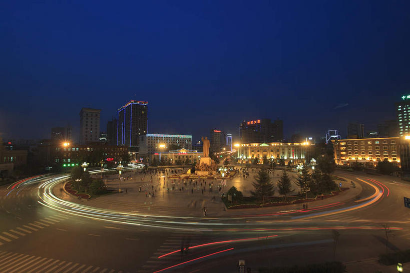 无人,家,高楼大厦,横图,室外,夜晚,正面,长时间曝光,度假,美景,城市风光,城市,大厦,道路,建筑,路,路灯,摩天大楼,夜景,公路,照明,雕塑,中国,亚洲,阴影,艺术,装饰,光线,雕刻,雕像,影子,房屋,屋子,景观,灯光,分界线,停车线,交通,娱乐,楼房,住宅,灯,蓝色,蓝天,天空,工艺品,天,享受,休闲,景色,放松,纪念,车行道,车行道分界线,照亮,美术,照明设备,主题,标线,曝光,陈列,东亚,车行线,辽宁,辽宁省,中山广场,沈阳,中华人民共和国,省会,功能,美学,沈阳市,辽,东北地区,马路,彩图,房子,大楼,高层建筑,高楼,摩天楼,东北,中国东北地区,东北三省,东三省