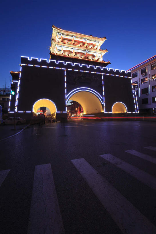 无人,竖图,室外,夜晚,仰视,旅游,度假,名胜古迹,标志建筑,道路,地标,建筑,路,人行横道,公路,中国,亚洲,阴影,遗迹,光线,影子,墙,人行道,灯光,交通,古迹,文物,娱乐,建设,城墙,古建筑,墙壁,墙面,蓝色,蓝天,天空,天,享受,休闲,旅游胜地,放松,坚硬,人行横道线,防御,古文明,东亚,辽宁,辽宁省,沈阳,中华人民共和国,省会,沈阳市,辽,东北地区,坚固,斑马线,马路,彩图,低角度拍摄,东北,中国东北地区,东北三省,东三省,大东门,抚近门,沈阳大东门