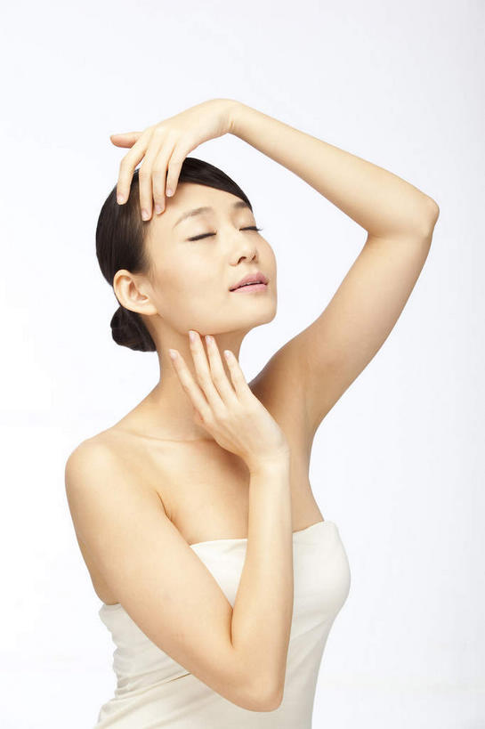 东方人,一个人,摸,竖图,室内,白天,白色背景,侧面,亚洲,仅一个年轻女性,仅一个女性,仅一个人,抚摸,服装,黄种人,衣服,白色,抹胸,摄影,服饰,影棚,衣着,穿着,摄影棚,衣饰,年轻女性,女人,女性,亚洲人,触摸,接触,抬头,仰头,半身,彩图,影棚拍摄,拍摄