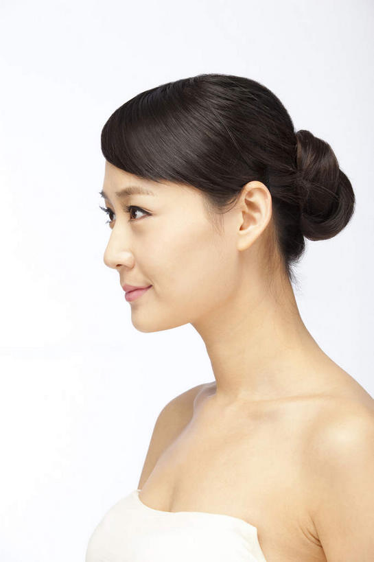 东方人,一个人,笑,微笑,竖图,室内,白天,白色背景,侧面,亚洲,仅一个年轻女性,仅一个女性,仅一个人,服装,注视,黄种人,衣服,白色,抹胸,观察,看,摄影,服饰,影棚,观看,察看,衣着,穿着,关注,摄影棚,衣饰,年轻女性,女人,女性,亚洲人,半身,彩图,影棚拍摄,拍摄