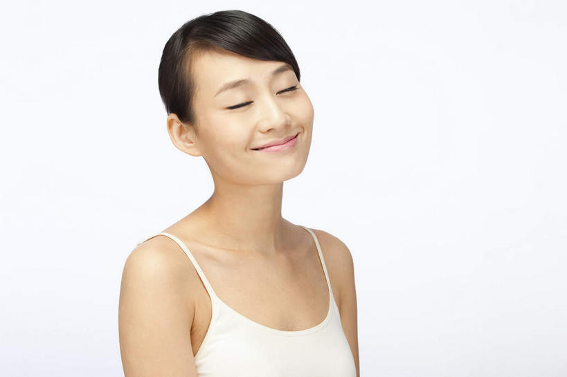 东方人,一个人,闭眼,笑,微笑,横图,室内,白天,白色背景,正面,亚洲,仅一个年轻女性,仅一个女性,仅一个人,服装,黄种人,衣服,白色,抹胸,摄影,服饰,影棚,衣着,穿着,摄影棚,衣饰,年轻女性,女人,女性,亚洲人,闭眼睛,闭着眼,闭着眼睛,半身,彩图,影棚拍摄,拍摄