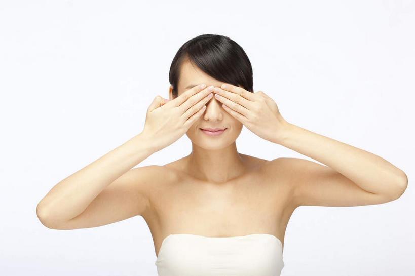 东方人,一个人,笑,微笑,横图,室内,白天,白色背景,正面,亚洲,仅一个年轻女性,仅一个女性,仅一个人,服装,黄种人,衣服,白色,抹胸,遮,遮掩,摄影,服饰,影棚,掩盖,遮挡,衣着,穿着,摄影棚,遮盖,掩饰,衣饰,年轻女性,女人,女性,亚洲人,半身,彩图,影棚拍摄,拍摄