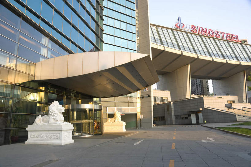 无人,高楼大厦,商店,横图,室外,白天,正面,购物,度假,消费,美景,窗户,落地窗,城市风光,超市,城市,大厦,道路,建筑,路,摩天大楼,商场,公路,雕塑,北京,中国,亚洲,一排,许多,阴影,艺术,整齐,装饰,光线,标志,雕刻,雕像,文字,影子,柱子,字符,景观,分界线,停车线,交通,首都,很多,娱乐,标识,建设,玻璃窗,排列,红色,蓝色,蓝天,天空,阳光,工艺品,天,享受,休闲,汉字,景色,放松,金融,百货,晴朗,纪念,车行道,车行道分界线,美术,队列,中文,主题,标线,陈列,选购,玻璃幕墙,贸易,百货公司,东亚,车行线,海淀区,中关村,万里无云,中华人民共和国,北京市,京,北平,华北地区,功能,美学,血拼,国文,华文,晴空,晴空万里,马路,彩图,大楼,高层建筑,高楼,购物商场,购物中心,摩天楼,商业中心,中关村大街,中关村广场购物中心