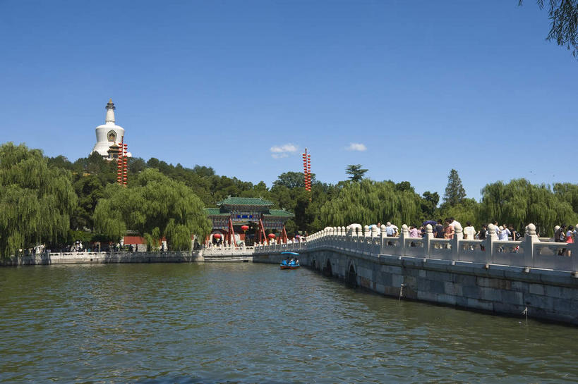 东方人,公园,栏杆,走,横图,室外,白天,正面,旅游,度假,纯洁,标志建筑,地标,建筑,桥梁,莲花,叶子,北海公园,北京,中国,亚洲,行人,游客,游人,阴影,服装,光线,影子,池塘,水池,云,云朵,围栏,塔,桥,荷叶,首都,许多人,云彩,注视,休闲装,黄种人,娱乐,建设,石桥,宝塔,护栏,白塔,路人,旅客,佛塔,衣服,蓝色,白云,蓝天,天空,阳光,天,观察,看,一群人,享受,休闲,休闲服,旅游胜地,放松,服饰,晴朗,观看,人行桥,察看,富贵,神圣,关注,东亚,纯净,中华人民共和国,北京市,京,北平,华北地区,莲叶,六月花神,正直,北京北海公园,浮图,浮屠,过客,鞭蕖,鞭蓉,芙蕖,菡萏,荷花,六月春,藕花,水旦,水芙蓉,水华,水芸,溪客,男人,男性,年轻男性,年轻女性,女人,女性,亚洲人,叶,叶片,晴空,步行,散步,走路,半身,彩图,塔婆,浮图塔,浮头,佛图,北海白塔,琼华岛
