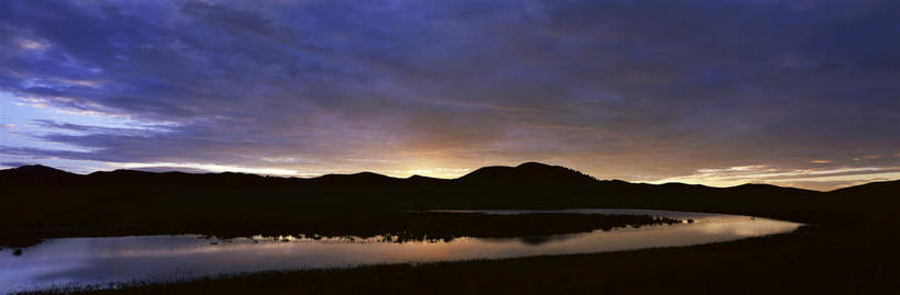 无人,横图,全景,室外,白天,正面,旅游,度假,草地,草原,湖,湖泊,美景,日落,山,山脉,水,天际线,植物,中国,亚洲,湖面,景观,旷野,山峰,水流,水面,晚霞,霞光,落日,山峦,背光,娱乐,草,绿色,倒影,自然,黄昏,湖水,群山,享受,休闲,景色,彩霞,放松,蒙,倒映,自然风光,原野,逆光,东亚,内蒙古,中华人民共和国,华北地区,内蒙古自治区,夕照,反照,薄暮,夕阳,彩图,傍晚,坝上草原,斜阳