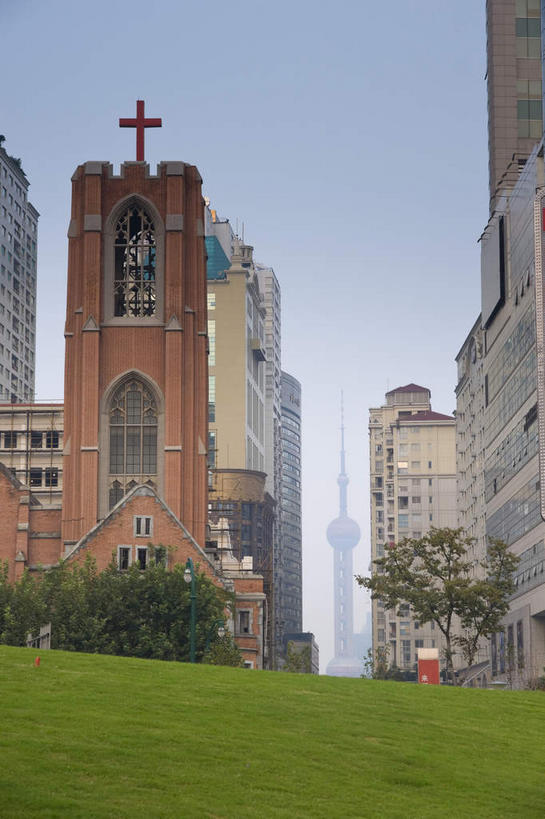 无人,高楼大厦,教堂,竖图,室外,白天,仰视,旅游,度假,草地,草坪,名胜古迹,植物,窗户,标志建筑,大厦,地标,建筑,摩天大楼,上海,中国,亚洲,阴影,节日,遗迹,光线,十字架,影子,墙,古迹,文化,文物,娱乐,建设,古建筑,玻璃窗,墙壁,墙面,草,树,树木,蓝色,绿色,蓝天,天空,阳光,自然,天,祈祷,享受,休闲,健康,旅游胜地,放松,许愿,宗教,信仰,生长,晴朗,成长,纪念,祈求,申,基督教,天主教,信念,黄浦区,古文明,东亚,沐恩堂,慕尔堂,上海市,万里无云,中华人民共和国,沪,华东地区,平安,晴空,晴空万里,彩图,低角度拍摄,大教堂,大楼,高层建筑,高楼,礼拜堂,摩天楼