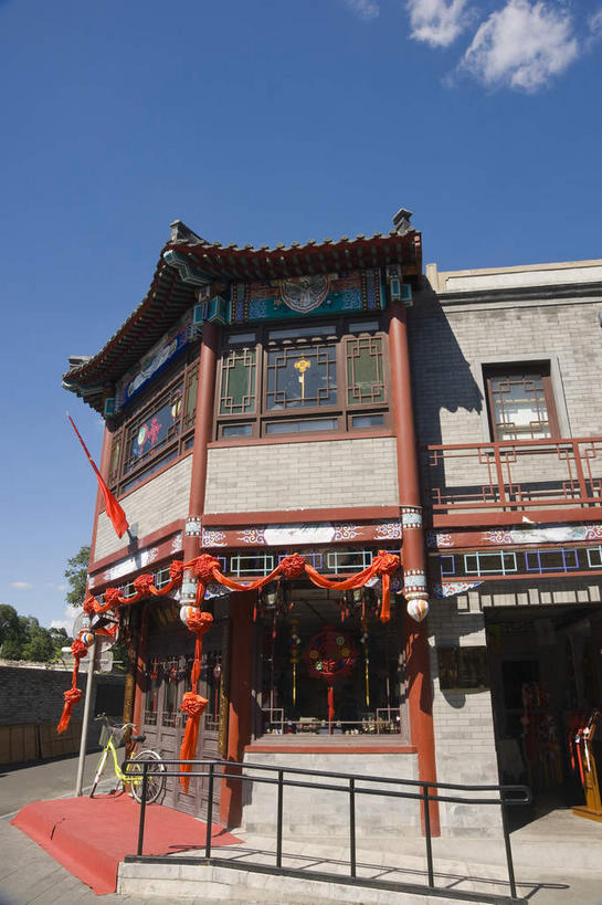 无人,家,栏杆,竖图,室外,白天,仰视,旅游,度假,美景,窗户,城市风光,城市,道路,建筑,路,公路,照明,北京,中国,亚洲,吊挂,悬挂,阴影,光线,灯笼,影子,纸灯笼,房屋,墙,屋子,景观,云,云朵,公寓,围栏,交通,首都,挂,云彩,娱乐,建设,洋房,护栏,楼房,玻璃窗,墙壁,墙面,住宅,红色,蓝色,白云,蓝天,天空,阳光,灯具,天,享受,休闲,景色,放松,晴朗,照亮,照明设备,东亚,中华人民共和国,北京市,京,北平,华北地区,西城区,晴空,马路,彩图,低角度拍摄,房子,烟袋斜街