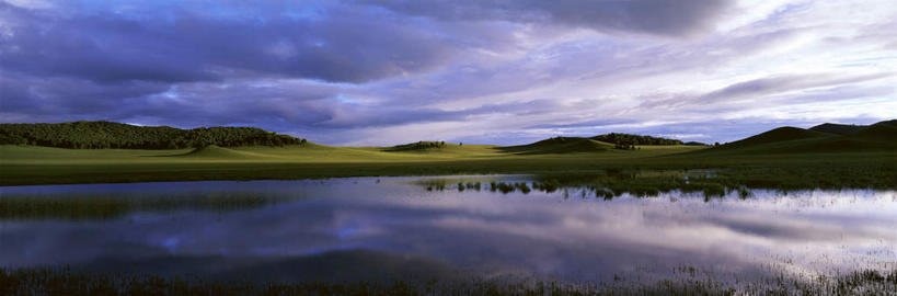 无人,横图,全景,室外,白天,正面,旅游,度假,草地,草原,湖,湖泊,美景,日落,山,山脉,水,天际线,植物,中国,亚洲,湖面,景观,旷野,山峰,水流,水面,晚霞,霞光,落日,山峦,背光,娱乐,草,绿色,倒影,自然,黄昏,湖水,群山,享受,休闲,景色,彩霞,放松,蒙,倒映,自然风光,原野,逆光,东亚,内蒙古,中华人民共和国,华北地区,内蒙古自治区,夕照,反照,薄暮,夕阳,彩图,傍晚,坝上草原,斜阳