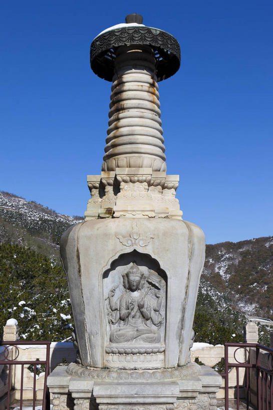 无人,公园,寺庙,栏杆,竖图,室外,白天,仰视,旅游,度假,绘画,名胜古迹,山,山脉,植物,标志建筑,地标,建筑,雕塑,北京,中国,亚洲,阴影,节日,遗迹,艺术,装饰,光线,雕刻,雕像,浮雕,影子,山峰,围栏,塔,山峦,首都,古迹,文化,文物,娱乐,建设,古建筑,宝塔,护栏,佛塔,树,树木,蓝色,绿色,蓝天,天空,阳光,自然,工艺品,庙宇,群山,天,祈祷,享受,休闲,健康,旅游胜地,放松,许愿,宗教,佛教,信仰,生长,晴朗,成长,纪念,祈求,美术,主题,陈列,古文明,东亚,香山,海淀区,香山公园,万里无云,中华人民共和国,北京市,京,北平,华北地区,功能,美学,释教,浮图,浮屠,平安,晴空,晴空万里,画画,彩图,低角度拍摄,庙,寺,浅浮雕,塔婆,浮图塔,浮头,佛图,静宜园,碧云寺