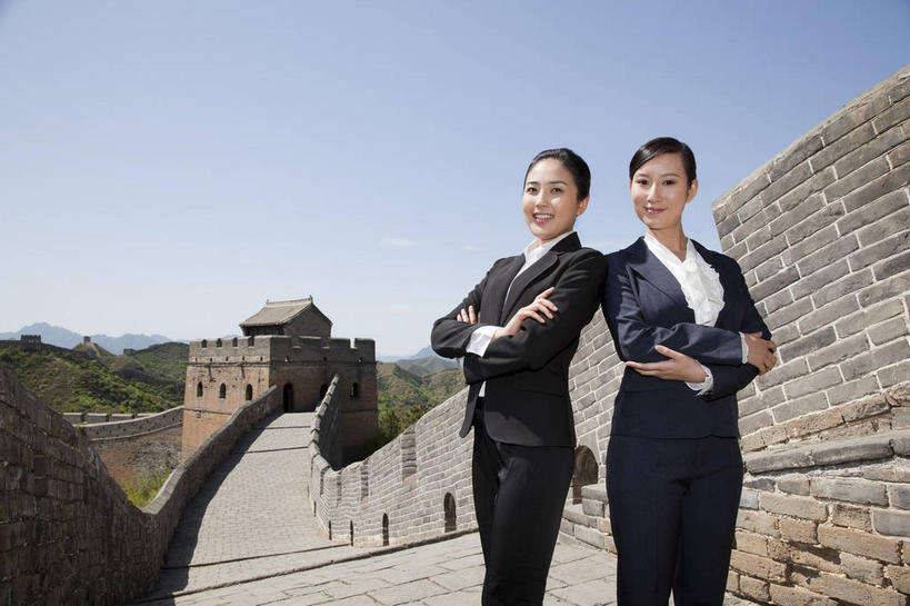 东方人,两个人,同事,商务人士,商务女性,站,笑,双手交叉,微笑,露齿笑,横图,室外,白天,侧面,衬衫,旅游,度假,安全,成功,合作,团队,集体,信心,名胜古迹,树林,植物,标志建筑,地标,建筑,北京,长城,中国,亚洲,阴影,套装,遗迹,光线,影子,墙,首都,依靠,注视,黄种人,古迹,文物,娱乐,建设,队伍,城墙,古建筑,墙壁,墙面,树,树木,蓝色,绿色,蓝天,天空,阳光,自然,天,观察,看,倚靠,站着,背靠背,享受,休闲,旅游胜地,放松,背对背,搭,生长,晴朗,成长,观看,坚硬,察看,领导,双手抱胸,成就,搭着,关注,万里长城,商务装,防御,合伙,领袖,工薪阶层,古文明,东亚,万里无云,中华人民共和国,北京市,京,北平,华北地区,河北,河北省,冀,密云县,承德,承德市,坚固,金山岭长城,金山岭,滦平县,信任,年轻女性,女人,女性,中年女性,亚洲人,白领,上班族,晴空,晴空万里,站立,半身,彩图,衬衣,密云