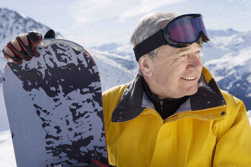 西方人,脸,头,脸颊,手,一个人,站,笑,微笑,露齿笑,横图,室外,特写,白天,正面,运动服,锻炼,旅游,度假,安全,运动,山,雪,雪山,大雪,欧洲,欧洲人,仅一个男性,仅一个人,仅一个中年男性,握,阴影,服装,光线,工具,器材,眼镜,影子,冰,积雪,山峰,雪景,云,云朵,冬季,冬天,防护,山峦,拿,云彩,拿着,扭头,注视,娱乐,运动器械,肩膀,一个,衣服,黄色,蓝色,白云,蓝天,天空,阳光,手套,天,观察,看,站着,转头,享受,休闲,手部,器械,健身器械,放松,寒冷,握着,服饰,晴朗,单个,观看,护目镜,保护,单手,滑雪板,察看,冰冷,衣着,穿着,关注,室外运动,保险,健身器材,户外运动,滑雪装备,保全,周全,安稳,安定,防护手套,严寒,辅助设备,冰凉,酷寒,凛冽,凛凛,极冷,安全防护眼镜,衣饰,平安,男人,男性,中年男性,白种人,头部,脸部,脸蛋,面部,晴空,站立,半身,彩图,健身,防护眼镜,运动器材,运动装