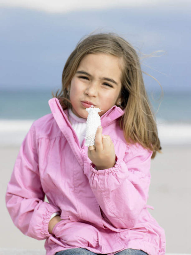 西方人,儿童,一个人,坐,竖图,室外,白天,正面,纯洁,海浪,海洋,欧洲,欧洲人,仅一个女性,仅一个人,服装,朦胧,模糊,纱布,浪花,水平线,云,云朵,辽阔,海平线,云彩,注视,小孩,衣服,粉色,蓝色,白云,蓝天,天空,海水,天,观察,看,仅一个小孩,广阔,可爱,童年,童趣,治疗,服饰,晴朗,观看,一望无际,固定,察看,医疗,衣着,穿着,关注,手插袋,单手插袋,海景,童真,烂漫,无邪,单手抄兜,单手放兜,止血,衣饰,无边无际,一马平川,天真,女孩,女人,女性,白种人,孩子,绷带,大海,风浪,海,海水的波动,近岸浪,涌浪,晴空,插兜,手插兜,手放口袋,坐着,半身,彩图,水天相接,水天一线,女生,手抄兜