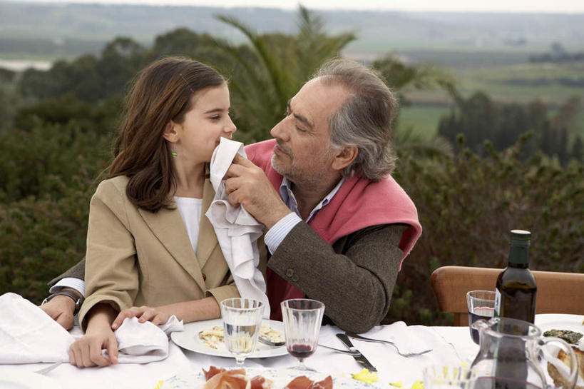 红酒,葡萄酒,西方人,儿童,老年人,两个人,家庭,祖父,坐,横图,室外,白天,正面,纯洁,树林,植物,餐桌,桌子,杯子,餐具,椅子,欧洲,欧洲人,擦,抚摸,服装,装饰,碟子,高脚杯,盘,木椅,棕色,红酒杯,酒类,相视,玻璃制品,酒,酒瓶,树,树木,饮料,小孩,衣服,红色,绿色,自然,盘子,玻璃瓶,酒杯,瓶子,围巾,碟,温暖,温馨,一家人,面对面,红葡萄酒,可爱,童年,童趣,擦拭,擦洗,服饰,生长,爷爷,成长,餐台,围脖,祖孙,对视,保暖,华丽,点缀,和睦,互视,衣着,御寒,葡萄酒杯,穿着,相对,童真,烂漫,无邪,外孙女,外公,外祖父,相看,衬托,美观,雅致,雅观,衣饰,拂拭,揩擦,拭,天真,老年男性,男人,男性,女孩,白种人,孩子,孙女,玻璃杯,坐着,半身,彩图,融洽,女生,轻抚