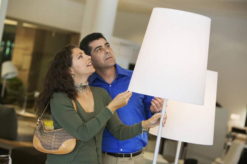 西方人,中年人,两个人,家庭,夫妻,商店,站,笑,微笑,露齿笑,横图,室内,白天,正面,爱情,照明,欧洲,欧洲人,服装,包,公文包,墙,灯光,浪漫,注视,休闲装,商铺,墙壁,墙面,灯,一个,衣服,灯具,落地灯,观察,看,站着,休闲,温暖,温馨,一家人,休闲服,恩爱,恋人,服饰,单个,公事包,观看,照亮,和睦,察看,挑选,照明设备,关注,选择,市肆,商号,采选,遴选,筛选,挑拣,挑撰,男人,男性,女人,女性,中年男性,中年女性,白种人,夫妇,情侣,抬头,仰头,站立,半身,彩图,店铺,家居店,家居生活馆,家具店,居家生活馆,伴侣,融洽