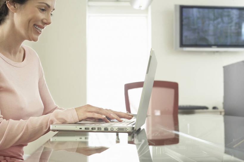 西方人,一个人,办公室,坐,笑,微笑,露齿笑,横图,室内,白天,侧面,电脑,笔记本电脑,家具,桌子,电视,欧洲,欧洲人,仅一个女性,仅一个人,敲打,阴影,服装,反射,网络,影子,办公桌,墙,注视,休闲装,输入,通讯设备,墙壁,墙面,衣服,白色,打字,观察,看,仅一个中年女性,休闲,休闲服,服饰,观看,点击,敲击,两台,察看,无线,关注,彩电,通信设备,无线网络,无线上网,便携式电脑,办公家具,彩色电视机,显像管屏,显像管屏幕,按键,手提电脑,女人,女性,中年女性,白种人,电视机,坐着,半身,彩图