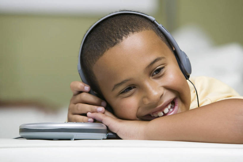 西方人,儿童,脸,头,脸颊,一个人,笑,微笑,露齿笑,横图,室内,特写,白天,正面,纯洁,窗户,床,靠垫,卧室,欧洲,非洲,黑人,欧洲人,仅一个男性,仅一个人,阴影,服装,朦胧,模糊,反射,影子,墙,床单,靠枕,听,注视,休闲装,被子,肩膀,玻璃窗,墙壁,墙面,小孩,衣服,耳机,耳麦,话筒,垫子,枕头,观察,看,趴着,仅一个小孩,休闲,休闲服,可爱,童年,童趣,搭,服饰,单人床,观看,一台,察看,麦克风,头戴式耳麦,影碟机,被单,搭着,关注,扩音器,DVD播放器,传声器,童真,烂漫,无邪,微音器,DVD播放机,DVD影碟机,光盘存储器,数字多功能光盘,天真,男孩,男人,男性,非洲人,孩子,头部,脸部,脸蛋,面部,趴,半身,彩图,睡房,卧房,头戴式耳机,男生