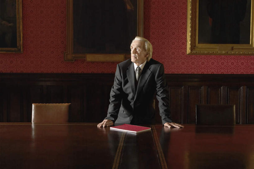 西方人,一个人,商务人士,律师,商务男性,办公室,站,横图,室内,白天,正面,衬衫,家具,桌子,欧洲,欧洲人,仅一个男性,仅一个人,一排,撑,套装,整齐,材料,档案,文件,纸,办公桌,墙,领带,扭头,注视,墙壁,墙面,排列,手稿,资料,观察,看,站着,转头,仅一个老年男性,观看,证明,察看,撑着,象征,庄重,队列,关注,文档,挂画,商务装,身份,工薪阶层,办公家具,正式,地位,三副,老年男性,男人,男性,白种人,白领,法律家,法学家,上班族,装饰画,站立,半身,彩图,衬衣