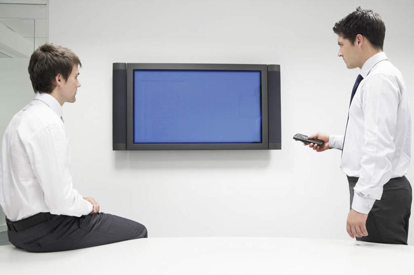 西方人,两个人,同事,商务人士,商务男性,办公室,站,坐,横图,室内,白天,侧面,衬衫,成功,合作,团队,集体,信心,家具,桌子,电视,欧洲,欧洲人,握,套装,办公桌,墙,领带,拿,拿着,注视,队伍,墙壁,墙面,遥控器,观察,看,站着,握着,观看,察看,领导,象征,庄重,成就,关注,彩电,商务装,身份,合伙,领袖,工薪阶层,办公家具,正式,地位,彩色电视机,显像管屏,显像管屏幕,男人,男性,中年男性,白种人,白领,上班族,电视机,站立,坐着,半身,彩图,衬衣