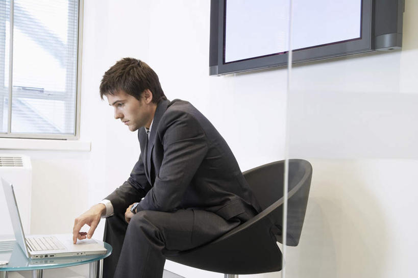 西方人,一个人,商务人士,商务男性,办公室,坐,横图,室内,白天,侧面,衬衫,电脑,笔记本电脑,窗户,家具,桌子,电视,椅子,欧洲,欧洲人,仅一个男性,仅一个人,仅一个中年男性,敲打,套装,网络,办公桌,墙,注视,输入,通讯设备,玻璃窗,墙壁,墙面,会议椅,打字,观察,看,观看,点击,一台,敲击,办公椅,察看,无线,关注,彩电,通信设备,商务装,无线网络,无线上网,便携式电脑,工薪阶层,办公家具,商务椅,培训椅,彩色电视机,显像管屏,显像管屏幕,按键,手提电脑,男人,男性,中年男性,白种人,白领,上班族,电视机,坐着,半身,彩图,衬衣