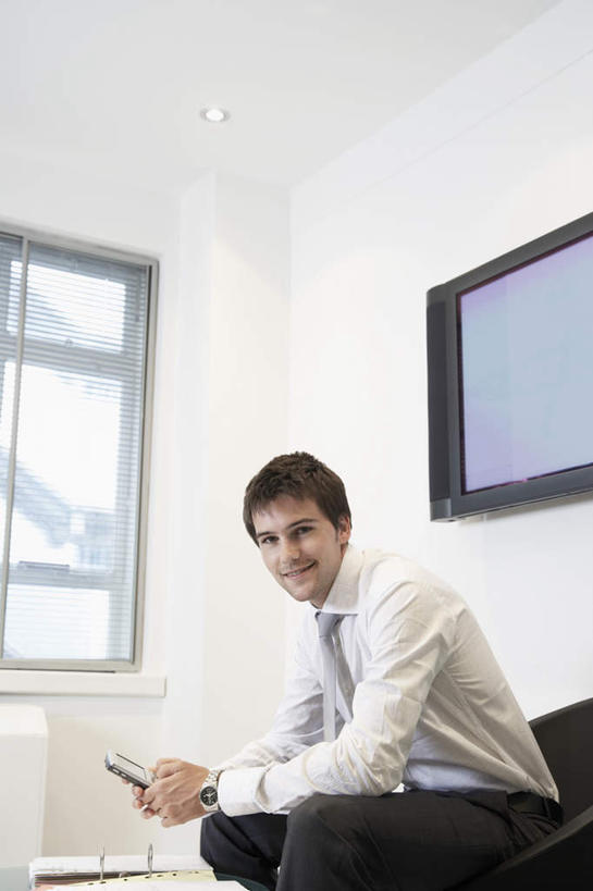 西方人,一个人,商务人士,商务男性,办公室,坐,笑,打电话,微笑,露齿笑,竖图,室内,白天,侧面,衬衫,窗户,家具,桌子,电话,电视,手机,椅子,欧洲,欧洲人,仅一个男性,仅一个人,仅一个中年男性,握,套装,办公桌,墙,领带,拿,拿着,扭头,注视,通讯设备,玻璃窗,墙壁,墙面,会议椅,观察,看,转头,握着,观看,办公椅,察看,象征,庄重,关注,彩电,商务装,身份,工薪阶层,一部,办公家具,正式,地位,商务椅,培训椅,彩色电视机,显像管屏,显像管屏幕,交流,男人,男性,中年男性,白种人,白领,上班族,电视机,沟通,通话,坐着,半身,彩图,衬衣