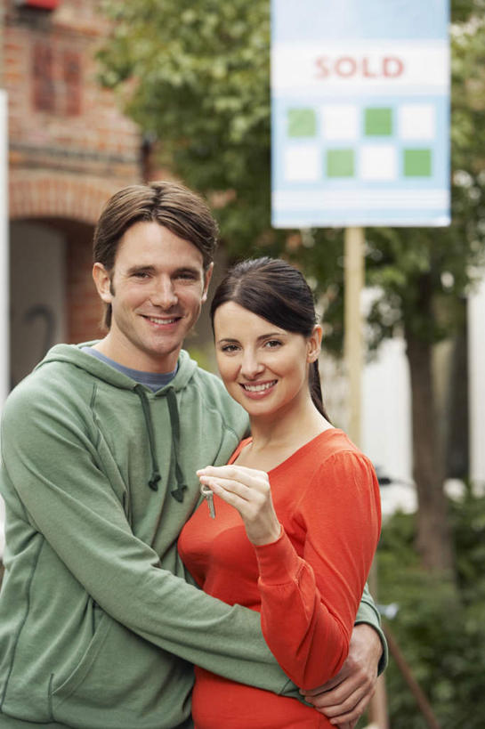 西方人,中年人,两个人,家庭,夫妻,家,站,抱,笑,微笑,露齿笑,竖图,室外,白天,正面,爱情,植物,指示牌,欧洲,欧洲人,服装,英文,标志,文字,字符,字母,房屋,屋子,浪漫,注视,休闲装,标识,楼房,住宅,树,树木,衣服,绿色,自然,观察,看,站着,休闲,温暖,温馨,一家人,休闲服,恩爱,恋人,服饰,生长,成长,抱着,观看,英文字母,和睦,察看,搂着,关注,男人,男性,女人,女性,中年男性,中年女性,白种人,夫妇,情侣,怀抱,搂,搂抱,相抱,拥抱,站立,半身,彩图,房子,伴侣,融洽