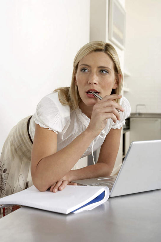 西方人,一个人,站,竖图,室内,白天,正面,电脑,笔记本电脑,桌子,欧洲,欧洲人,仅一个年轻女性,仅一个女性,仅一个人,弯腰,握,网络,笔,办公桌,办公用品,记事本,拿,拿着,注视,通讯设备,水笔,文具,本子,笔记本,学习用品,观察,看,站着,张嘴,握着,观看,文具用品,察看,无线,关注,通信设备,无线网络,张大嘴巴,无线上网,便携式电脑,弯身,手提电脑,年轻女性,女人,女性,白种人,张开嘴,站立,半身,彩图