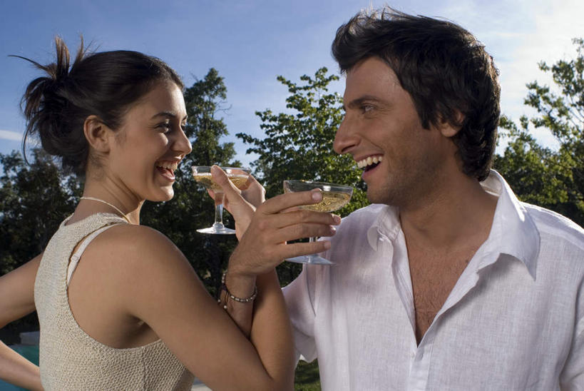 葡萄酒,西方人,两个人,家庭,夫妻,站,笑,微笑,露齿笑,横图,室外,白天,正面,爱情,奢侈,快乐,树林,植物,杯子,欧洲,欧洲人,阴影,服装,光线,影子,棕色,浪漫,注视,休闲装,玻璃制品,酒,装饰品,树,树木,饮料,衣服,蓝色,绿色,白色,蓝天,天空,阳光,自然,饰品,手链,首饰,水杯,香槟,天,观察,看,站着,休闲,温暖,温馨,一家人,休闲服,恩爱,诱惑,恋人,服饰,手镯,生长,晴朗,成长,观看,和睦,察看,关注,交杯酒,交杯,镯子,万里无云,气泡酒,起泡酒,汽酒,男人,男性,年轻男性,年轻女性,女人,女性,白种人,年轻人,夫妇,情侣,玻璃杯,晴空,晴空万里,站立,半身,彩图,高兴,欢笑,合卺,伴侣,融洽