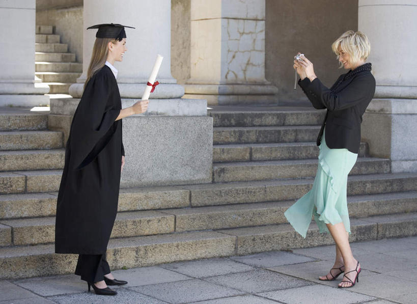 西方人,两个人,家庭,母亲,女儿,学生,学校,教学楼,站,笑,微笑,露齿笑,横图,室外,白天,侧面,高跟鞋,时尚,楼梯,鞋子,欧洲,欧洲人,一双,阴影,光线,丝绸,丝带,文凭,影子,阶梯,缎带,注视,校园,相视,台阶,绸带,红色,阳光,观察,看,站着,教室,温暖,温馨,母女,一家人,面对面,母爱,搭,流苏,观看,对视,和睦,察看,互视,证书,学士帽,毕业,搭着,关注,时髦,学士服,相对,学位证,学位证书,相看,垂布,学士袍,时兴,年轻女性,女人,女性,中年女性,白种人,站立,彩图,全身,教学大楼,融洽