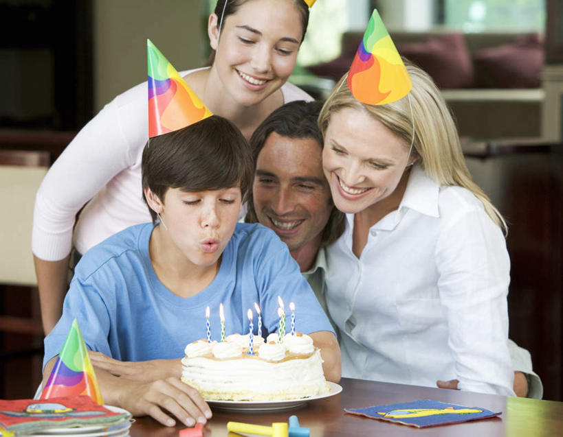 点心,西方人,儿童,中年人,四个人,家庭,夫妻,母亲,父亲,女儿,儿子,站,坐,笑,微笑,露齿笑,横图,室内,白天,正面,爱情,纯洁,餐具,蜡烛,帽子,欧洲,欧洲人,阴影,纸质,服装,光线,碟子,火焰,盘,影子,烛光,食品,浪漫,燃烧,注视,休闲装,文化,生日帽,食物,糕点,小孩,衣服,盘子,碟,生日蛋糕,吹,点燃,观察,看,祈祷,站着,休闲,温暖,温馨,父女,父子,母女,母子,一家人,休闲服,恩爱,父爱,可爱,母爱,童年,童趣,许愿,恋人,服饰,观看,纪念,祈求,和睦,察看,小丑帽,关注,童真,烂漫,无邪,三角帽,狂欢帽,派对帽,聚会帽,纸帽,平安,天真,男孩,男人,男性,女孩,女人,女性,中年男性,中年女性,白种人,孩子,夫妇,情侣,站立,坐着,半身,彩图,伴侣,融洽,蛋糕,男生,女生