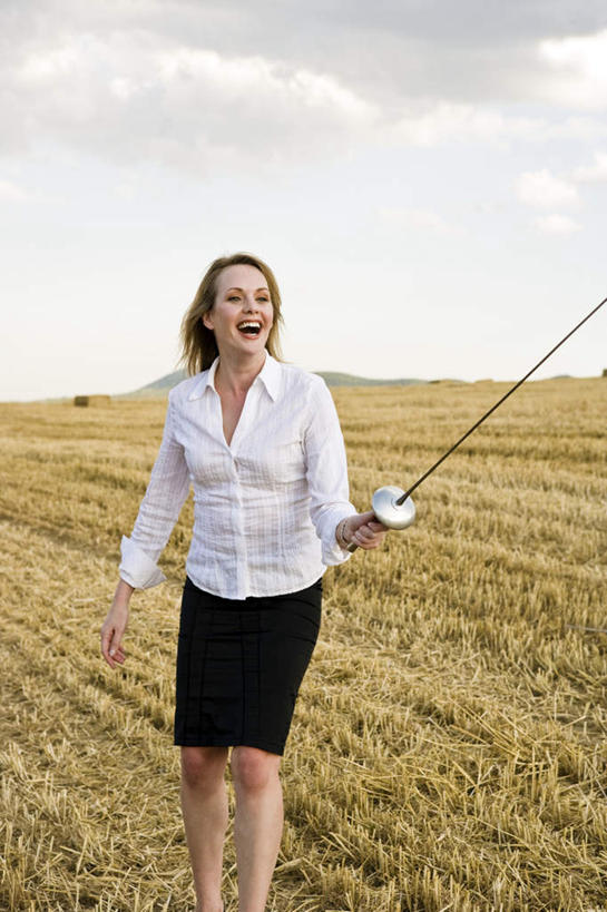 西方人,一个人,商务人士,商务女性,农田,站,笑,微笑,露齿笑,竖图,室外,白天,正面,锻炼,运动,庄稼,农作物,山,山脉,欧洲,欧洲人,仅一个女性,仅一个人,握,阴影,套装,光线,影子,山峰,云,云朵,山峦,速度,麦田,云彩,注视,娱乐,蓝色,白云,蓝天,天空,阳光,群山,天,观察,看,站着,仅一个中年女性,力量,平衡,握着,晴朗,观看,技巧,协调,察看,关注,商务装,灵敏,击剑运动,工薪阶层,柔韧,趣味,耐力,抗争,剑术,体育,击剑,女人,女性,中年女性,白种人,白领,上班族,晴空,站立,半身,彩图,健身,耕地,庄稼田