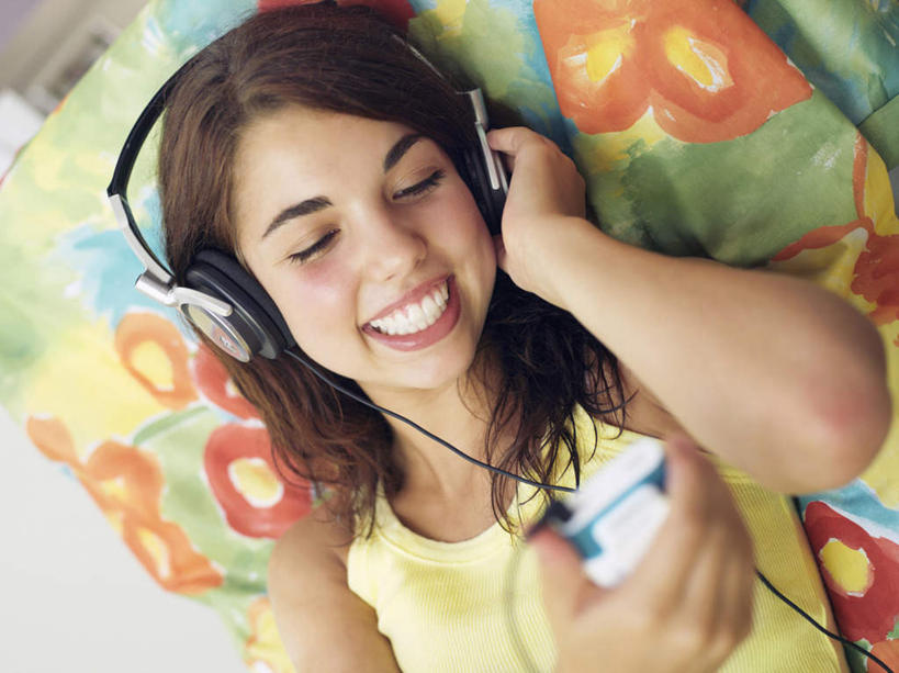 西方人,儿童,脸,头,脸颊,手,头发,一个人,躺,闭眼,笑,微笑,露齿笑,横图,俯视,室内,特写,白天,陶醉,快乐,纯洁,床,卧室,吊带,欧洲,欧洲人,双手,仅一个女性,仅一个人,握,服装,墙,双人床,棕色,床单,音乐,拿,音乐播放器,拿着,吊带衫,被子,肩膀,墙壁,墙面,一个,小孩,衣服,黄色,耳机,耳麦,随身听,仅一个小孩,享受,手部,可爱,童年,童趣,握着,服饰,单个,麦克风,头戴式耳麦,被单,衣着,穿着,童真,MP4播放器,烂漫,无邪,衣饰,卧着,天真,女孩,女人,女性,白种人,孩子,头部,长发,直发,脸部,脸蛋,面部,闭眼睛,闭着眼,闭着眼睛,躺着,卧,半身,彩图,高角度拍摄,睡房,卧房,头戴式耳机,播放器,女生,沉醉