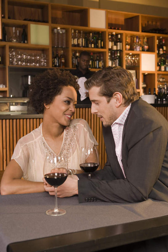 葡萄酒,西方人,三个人,夫妻,酒吧,站,坐,笑,说,微笑,露齿笑,竖图,室内,白天,正面,爱情,讨论,吧台,餐桌,柜子,桌面,桌子,杯子,欧洲,非洲,黑人,欧洲人,许多,擦,抚摸,握,服装,高脚杯,红酒杯,酒类,一杯,浪漫,拿,拿着,注视,休闲装,调酒师,玻璃制品,酒,酒瓶,饮料,排列,衣服,玻璃瓶,酒杯,瓶子,橱柜,观察,看,站着,休闲,休闲服,恩爱,擦拭,握着,恋人,服饰,餐台,观看,察看,葡萄酒杯,队列,关注,揩擦,拭,交流,男人,男性,年轻男性,年轻女性,女人,女性,白种人,非洲人,卷发,夫妇,情侣,玻璃杯,沟通,讲话,交谈,商讨,说话,谈话,站立,坐着,半身,彩图,酒吧间,酒馆,伴侣,短发,轻抚