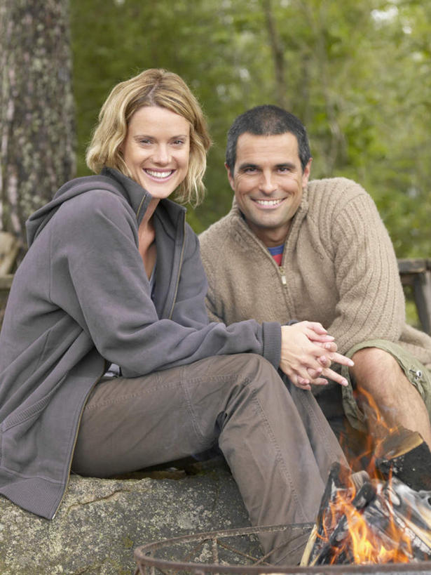 西方人,头发,两个人,坐,笑,微笑,露齿笑,竖图,室外,白天,正面,爱情,草地,草坪,石头,树林,植物,欧洲,欧洲人,服装,木材,石子,浪漫,注视,休闲装,木柴,草,树,树木,衣服,绿色,自然,观察,看,休闲,温暖,温馨,休闲服,金色,恩爱,恋人,服饰,木料,生长,成长,观看,和睦,察看,篝火,关注,柴禾,男人,男性,女人,女性,中年男性,中年女性,白种人,情侣,石块,岩石,坐着,半身,彩图,伴侣,融洽