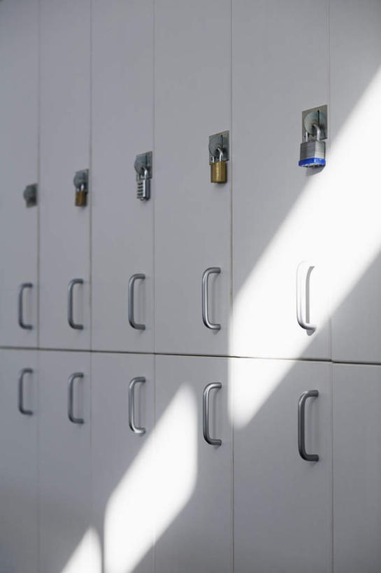 无人,竖图,室内,白天,正面,安全,柜子,静物,一排,许多,阴影,整齐,光线,影子,防护,储物柜,锁,排列,阳光,教室,保护,挂锁,课堂,储存,队列,保险,私密,保全,周全,安稳,安定,防盗,储备,蕴藏,贮备,平安,彩图,贮存