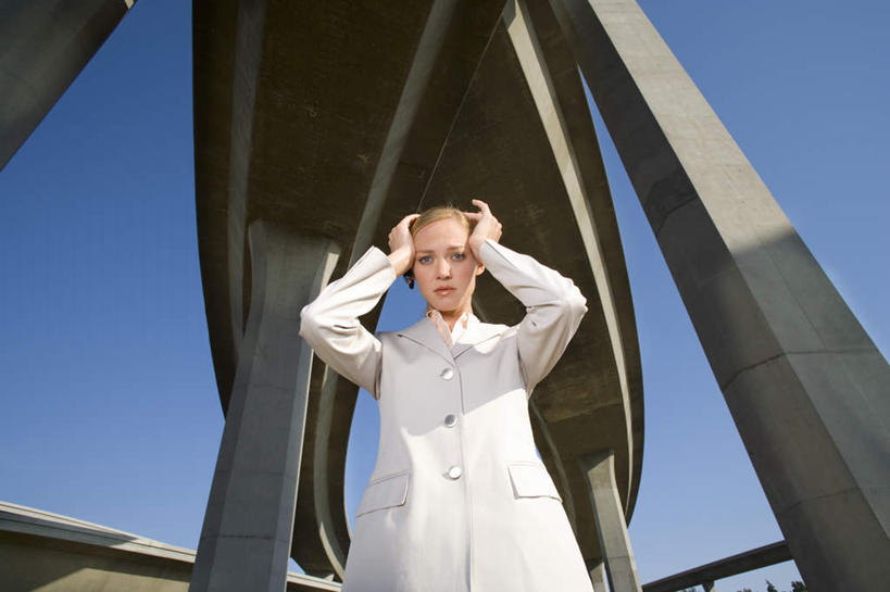 西方人,一个人,商务人士,商务女性,站,摸,横图,室外,白天,仰视,按摩,道路,路,公路,欧洲,欧洲人,仅一个年轻女性,仅一个女性,仅一个人,抚摸,阴影,套装,光线,影子,高架,交通,注视,蓝色,蓝天,天空,阳光,天,观察,看,站着,享受,健康,保健,晴朗,观看,察看,关注,商务装,高架桥,工薪阶层,指压,高架道路,跨线桥,万里无云,年轻女性,女人,女性,白种人,白领,上班族,晴空,晴空万里,触摸,接触,站立,半身,彩图,低角度拍摄,推拿