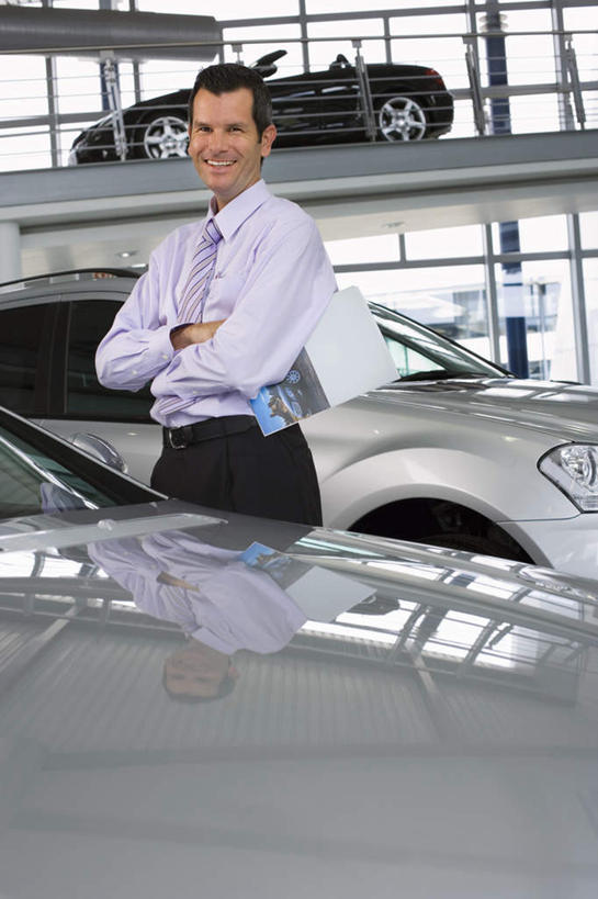 西方人,一个人,店员,商店,站,笑,双手交叉,微笑,露齿笑,竖图,室内,白天,正面,衬衫,阅读,汽车,欧洲,欧洲人,仅一个男性,仅一个人,仅一个中年男性,握,服装,领带,拿,拿着,注视,商铺,车,衣服,交通工具,轿车,观察,看,站着,营业员,浏览,握着,服饰,观看,察看,册子,双手抱胸,象征,衣着,庄重,穿着,关注,载具,身份,宣传,宣传册,美观,正式,地位,市肆,商号,销售人员,衣饰,男人,男性,中年男性,白种人,售货员,站立,半身,彩图,衬衣,店铺