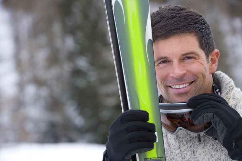 西方人,脸,头,脸颊,手,一个人,站,笑,微笑,露齿笑,横图,室外,特写,白天,正面,安全,雪,植物,大雪,欧洲,欧洲人,双手,仅一个男性,仅一个人,仅一个中年男性,握,服装,朦胧,模糊,装饰,工具,器材,眼镜,积雪,雪景,冬季,冬天,防护,拿,拿着,注视,运动器械,肩膀,树,树木,衣服,绿色,自然,手套,观察,看,站着,温暖,手部,器械,健身器械,寒冷,握着,服饰,生长,成长,拐杖,观看,保暖,护目镜,保护,华丽,滑雪板,滑雪鞋,滑雪杖,点缀,察看,御寒,关注,滑雪镜,保险,健身器材,滑雪服,滑雪装备,保全,周全,安稳,安定,衬托,美观,雅致,雅观,严寒,辅助设备,安全防护眼镜,竞技服,旅游服,冬装,平安,男人,男性,中年男性,白种人,头部,脸部,脸蛋,面部,站立,半身,彩图,雪镜,防护眼镜,运动器材