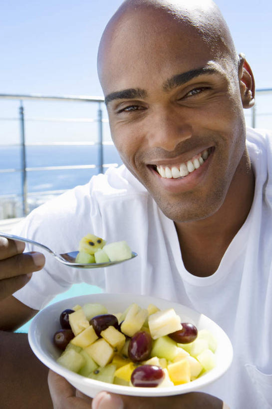 西方人,一个人,栏杆,笑,微笑,露齿笑,竖图,室外,白天,正面,水果,玻璃,欧洲,非洲,黑人,欧洲人,仅一个男性,仅一个人,仅一个中年男性,握,服装,新鲜,勺子,围栏,生食,食品,果实,拿,拿着,注视,休闲装,护栏,玻璃制品,食物,衣服,蓝色,蓝天,天空,容器,调羹,汤匙,碗,天,观察,看,休闲,休闲服,握着,服饰,有机食品,绿色食品,晴朗,观看,储藏,察看,储存,关注,万里无云,男人,男性,中年男性,非洲人,晴空,晴空万里,半身,彩图,贮存