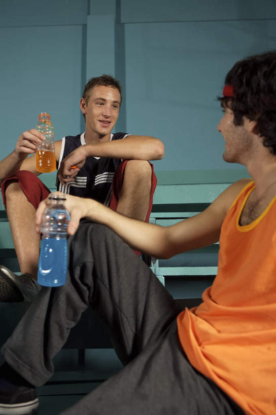 西方人,两个人,伙伴,朋友,运动员,坐,笑,微笑,露齿笑,竖图,室内,白天,正面,运动服,锻炼,友谊,运动,合作,团队,地板,椅子,欧洲,欧洲人,握,指,阴影,服装,反射,影子,木椅,墙,篮球场,球场,地面,拿,篮球运动员,拿着,注视,指点,娱乐,场地,木地板,墙壁,墙面,衣服,蓝色,瓶子,塑料制品,观察,看,享受,休闲,橙色,塑料瓶,放松,战略,握着,服饰,观看,察看,指向,衣着,穿着,关注,室内运动,联合,合谋,衣饰,配合,协作,男人,男性,年轻男性,白种人,体育运动员,运动选手,坐着,半身,彩图,健身,篮球场地,运动装