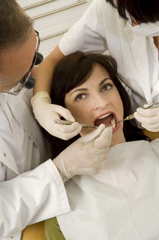 西方人,三个人,医生,病人,牙科医生,医院,站,躺,竖图,俯视,室内,白天,工作服,制服,机器,仪器,欧洲,欧洲人,握,阴影,检查,反射,分离,分析,科学,医学,放大镜,影子,过滤,拿,分开,拿着,注视,设备,口罩,手套,观察,看,站着,张嘴,医护人员,医疗人员,隔断,橡胶,清晰,探索,握着,遮掩,放大,观看,隔离,仔细,透镜,察看,医疗,医疗设备,卫生,掩盖,凸透镜,遮挡,聚焦,白大褂,关注,净化,病患,间隔,医疗器械,橡胶手套,预防,医疗工具,张大嘴巴,橡胶制品,遮盖,防尘,医疗机构,牙钻,医用手套,光学,清楚,掩饰,断绝,隔开,屏蔽,屏绝,远离,中断,阻遏,阻隔,工作制服,检测工具,双目立体放大镜,卧着,男人,男性,年轻女性,女人,女性,中年男性,白种人,大夫,患者,就医者,牙医,张开嘴,躺着,卧,站立,半身,彩图,高角度拍摄,工作套服,病院,诊所,牙科椅,牙科治疗椅,牙椅