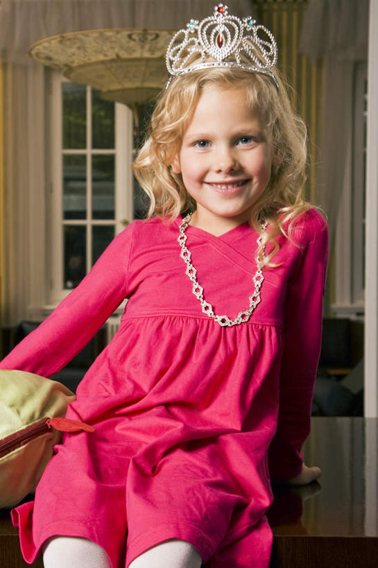 西方人,儿童,一个人,坐,笑,微笑,露齿笑,竖图,室内,白天,正面,裙子,纯洁,门,皇冠,项链,欧洲,欧洲人,仅一个女性,仅一个人,连衣裙,古老,墙,地面,古典,注视,墙壁,墙面,装饰品,小孩,红色,饰品,首饰,门框,观察,看,仅一个小孩,金色,可爱,童年,童趣,观看,权威,察看,高贵,关注,童真,烂漫,无邪,权力,统治,天真,女孩,女人,女性,白种人,孩子,长发,卷发,王冠,坐着,半身,彩图,女生