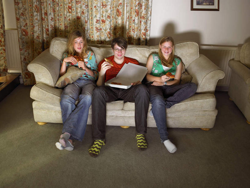 西方人,三个人,伙伴,朋友,客厅,坐,抱,横图,室内,白天,正面,烹饪,西餐,友谊,窗帘,靠垫,沙发,相框,欧洲,欧洲人,服装,裤子,装饰,眼镜,纸盒,墙,料理,食品,披萨,匹萨,靠枕,地面,注视,牛仔裤,休闲装,菜肴,美食,墙壁,墙面,盒子,装饰品,食物,衣服,帘子,包装盒,装饰物,垫子,枕头,快餐,观察,看,休闲,休闲服,遮阳,西式,服饰,佳肴,抱着,观看,华丽,修饰,点缀,察看,起居室,比萨,关注,饰物,近视眼镜,布艺沙发,西式快餐,垃圾食品,意大利薄饼,衬托,美观,雅致,雅观,客堂,友情,男人,男性,年轻男性,年轻女性,女人,女性,白种人,坐着,彩图,全身