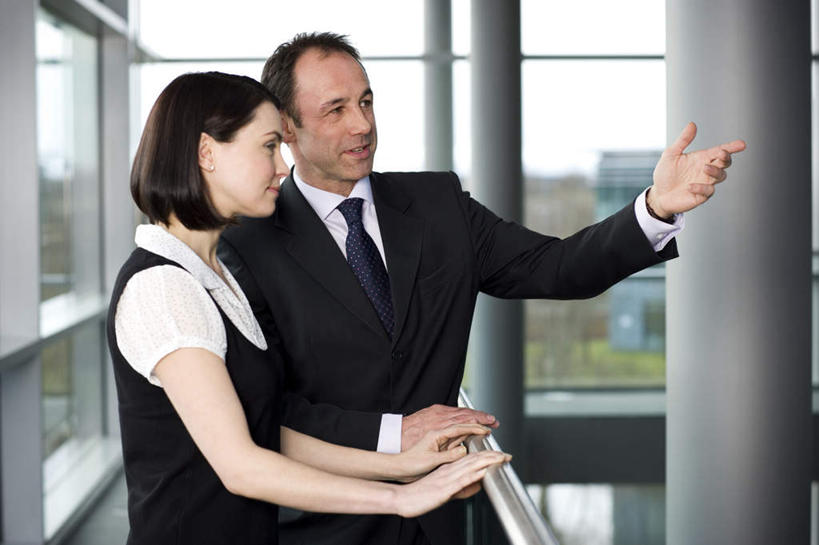 西方人,两个人,伙伴,朋友,商务人士,商务男性,商务女性,站,笑,说,微笑,横图,室内,白天,正面,衬衫,讨论,友谊,合作,团队,窗户,欧洲,欧洲人,指,套装,注视,指点,玻璃窗,扶,观察,看,站着,战略,观看,察看,扶着,指向,关注,商务装,工薪阶层,联合,合谋,交流,配合,协作,男人,男性,女人,女性,中年男性,中年女性,白种人,白领,上班族,沟通,讲话,交谈,商讨,说话,谈话,站立,半身,彩图,衬衣