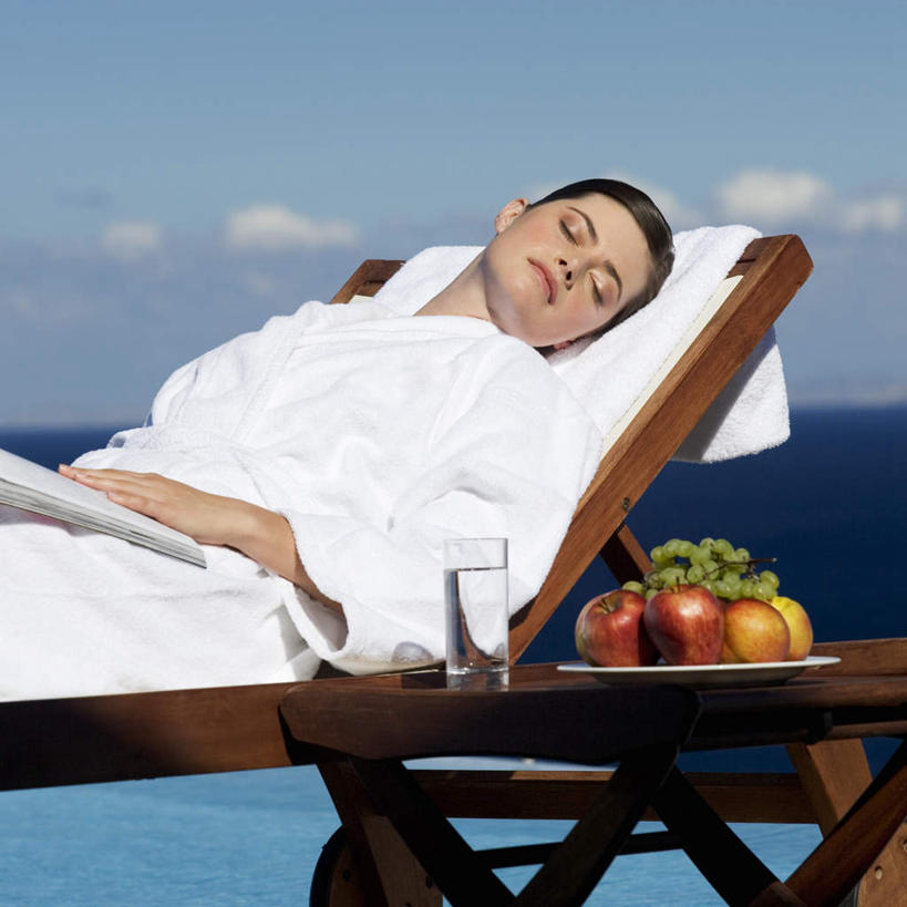 西方人,一个人,躺,闭眼,睡,方图,室外,白天,正面,浴袍,日光浴,水,苹果,杯子,餐具,水果,椅子,欧洲,欧洲人,仅一个年轻女性,仅一个女性,仅一个人,握,阴影,新鲜,光线,碟子,盘,液体,影子,木椅,躺椅,云,云朵,生食,食品,果实,一杯,拿,云彩,拿着,饮用水,玻璃制品,食物,蓝色,白色,白云,蓝天,天空,阳光,盘子,水杯,碟,矿泉水,天,握着,有机食品,绿色食品,晴朗,蒸馏水,卧着,年轻女性,女人,女性,白种人,玻璃杯,晴空,闭眼睛,闭着眼,闭着眼睛,困,困觉,寝息,睡觉,躺着,卧,半身,彩图,汤帷子,浴衣