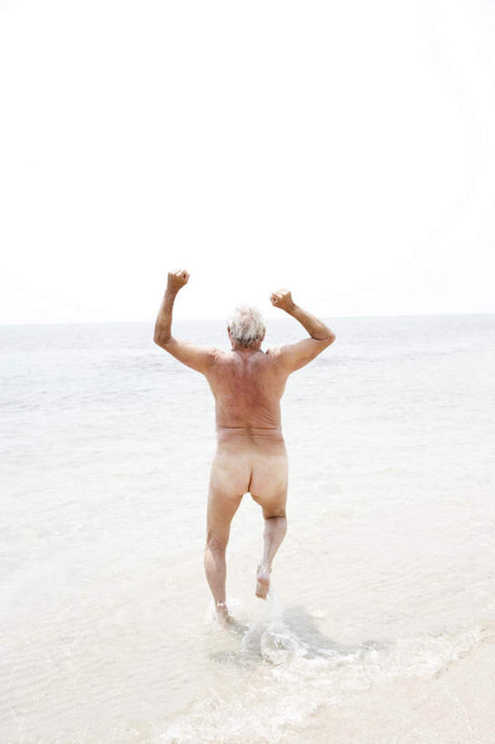 西方人,一个人,举,竖图,室外,白天,海浪,海洋,沙滩,欧洲,欧洲人,仅一个男性,仅一个人,奔驰,沙子,海岸,浪花,水平线,辽阔,海平线,沙地,裸露,背面,天空,海水,天,奔跑,托,仅一个老年男性,广阔,一望无际,裸,海景,无边无际,一马平川,老年男性,男人,男性,白种人,大海,风浪,海,海水的波动,海滩,近岸浪,涌浪,举起,举手,举着,向上举,向上伸,向上托,彩图,全身,水天相接,水天一线