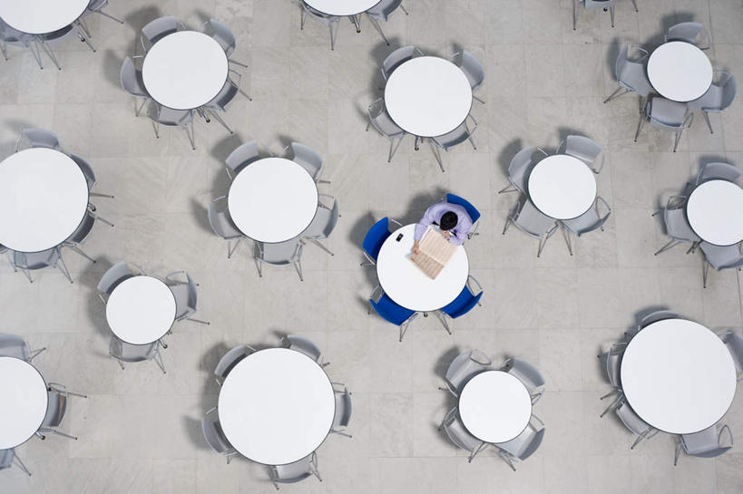 西方人,一个人,商务人士,商务男性,坐,横图,俯视,室内,白天,衬衫,午餐,电脑,笔记本电脑,桌面,桌子,椅子,欧洲,欧洲人,仅一个男性,仅一个人,仅一个中年男性,许多,敲打,套装,网络,圆形,笔,材料,档案,文件,办公桌,办公用品,地面,午饭,输入,通讯设备,文具,排列,蓝色,会议椅,学习用品,资料,打字,点击,敲击,办公椅,文具用品,无线,队列,文档,咖啡店,通信设备,商务装,无线网络,咖啡屋,无线上网,便携式电脑,工薪阶层,商务椅,培训椅,按键,手提电脑,男人,男性,中年男性,白种人,白领,上班族,坐着,彩图,高角度拍摄,全身,衬衣,咖啡馆